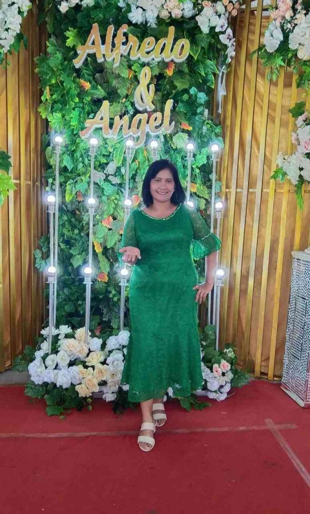 Foto ibuku sedang menghadiri acara pernikahan kerabatnya (Sumber: Dokumen Pribadi)