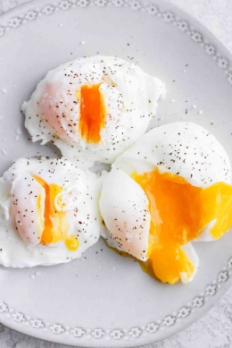 sumber : https://thewoodenskillet.com/how-to-poach-an-egg/