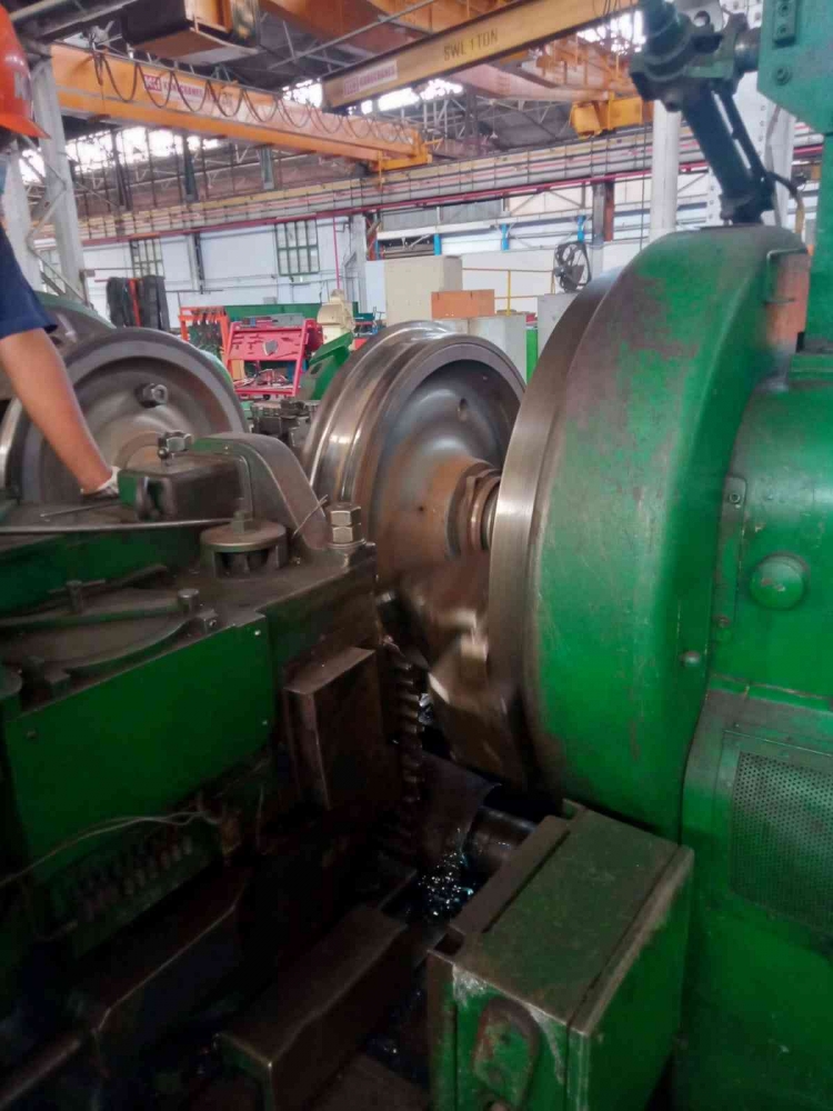 7 Langkah Perawatan Roda Kereta Api di Balai Yasa Yogyakarta Halaman 1 ...