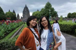 Mama dan saya saat liburan keluarga di Candi Prambahanan, Yogyakarta, tahun 2018 (dokpri)