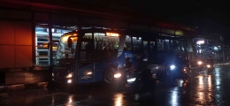 Kondisi halte TransJakarta larut malam, Sabtu (17/12/2022). Foto: Rifki Pratama