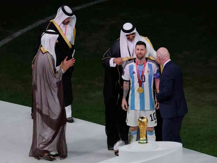 Messi menerima Bisht ebagai penghormatan atas prestasinya. Photo: ndtv.com 