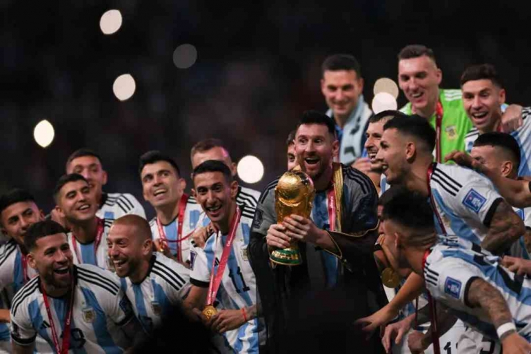 Penggunaan Bisht oleh Messi dianggap merusak kesakralan piala dunia oleh media Barat. Photo: Adrian Dennis/AFP 