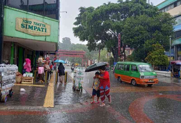 Suasana aktivitas saat hujan turun  di Jalan Suryakencana, Kota Bogor, Jawa Barat, Rabu (7/12/2022). Foto: Alifia. R 