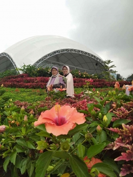 Ibu bersama adiknya berwisata di daerah Subang. Foto: Dokpri