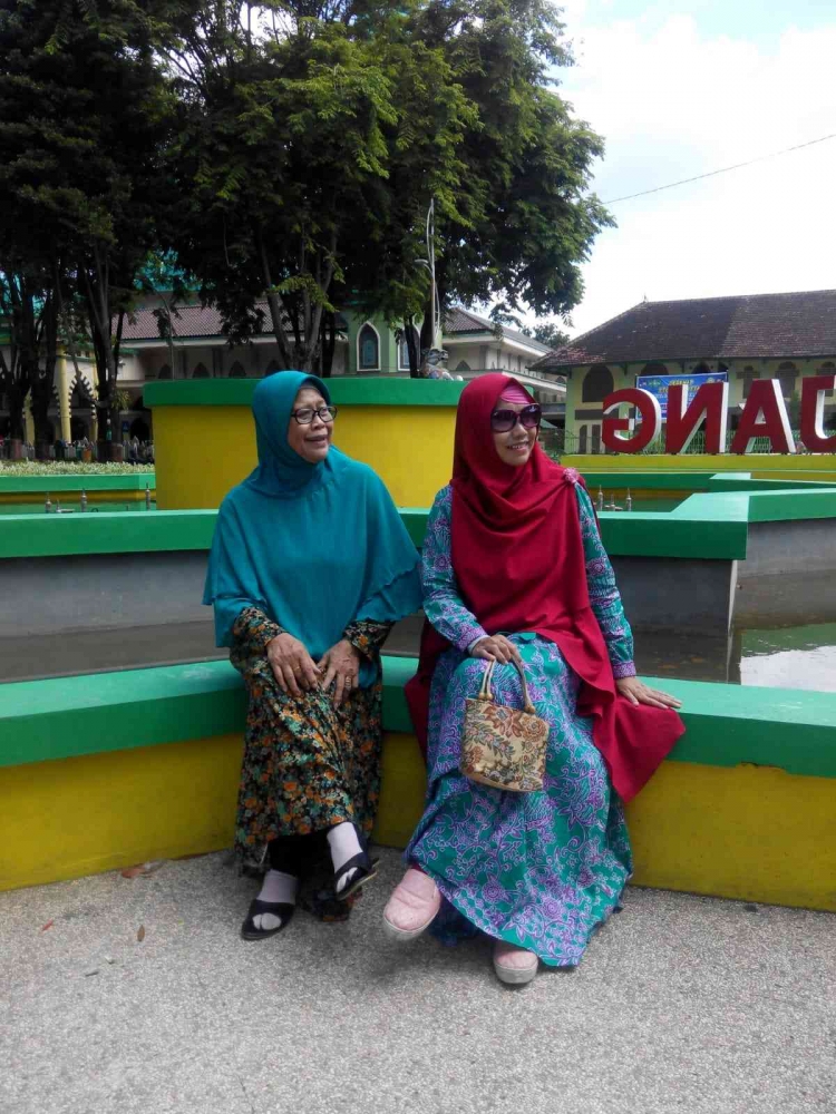 Ibu dan saya di Alun-Alun Lumajang. Foto: Dokumen Pribadi