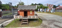 Miniatur Rumah Panggung dengan ukiran Dayak (Dokumentasi pribadi Siska Artati)