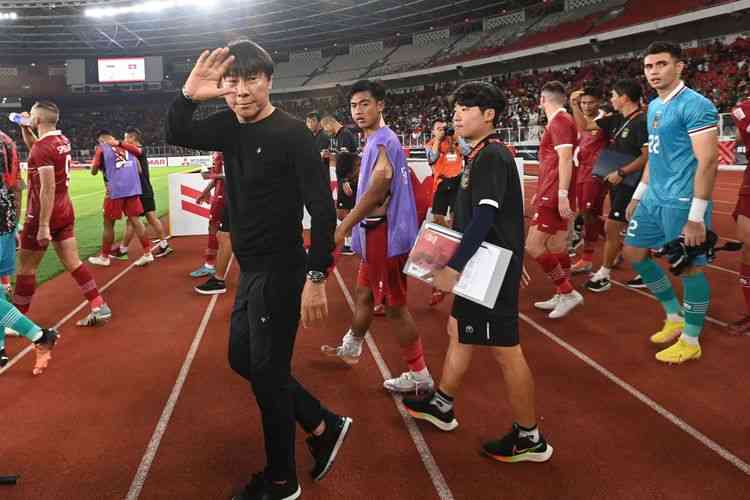 Shin Tae yong bersama skuad Garuda menjelang lawan Kamboja di Stadion Gelora Bung Karno Foto Antara/Aditya Pradana Putra via Kompas. com)