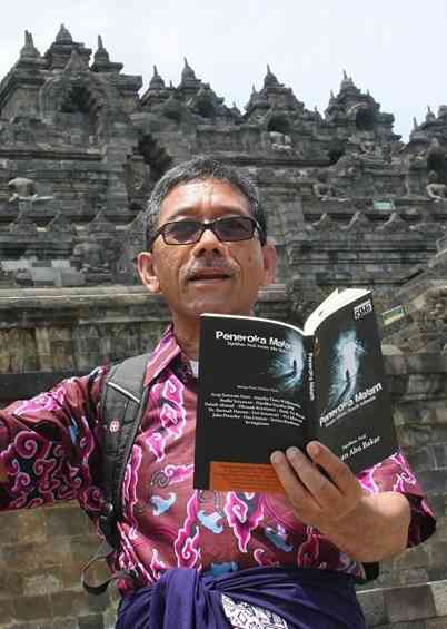 Irwan Abu Bakar membaca puisi di Candi Borobudur (Foto: Yo)
