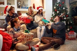 Ilustrasi sukacita merayakan Natal dengan tukar kado (sumber: gotravelly.com/hipwee.com)