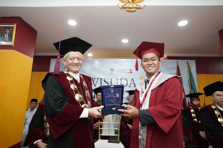 Giant Nanda Eka Putra (kanan) bersama KH. Ahmad Kosasih, M.A., (kiri) saat Pemberian Wisudawan Terbaik (Dokpri)