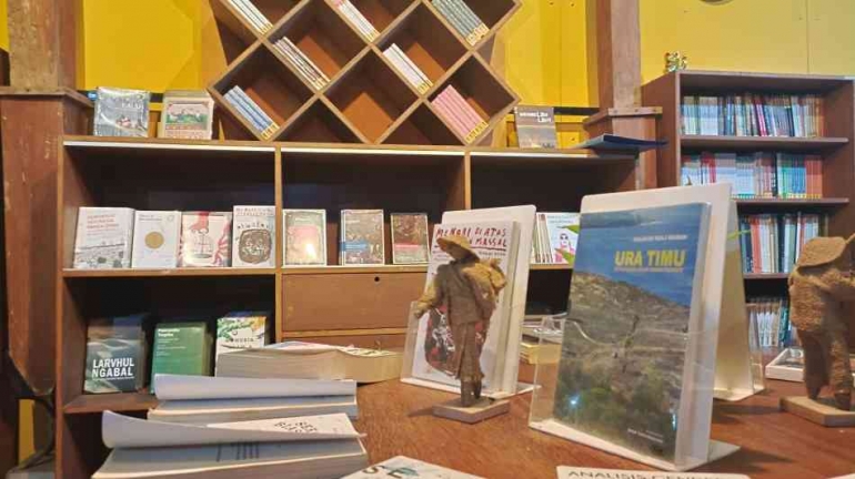 Buku-buku terbitan INSIST yang dijual di toko kecil yang berada di halaman komplek Kampus Perdikan-INSIST, Kaliurang Km. 8 | dok: S Aji