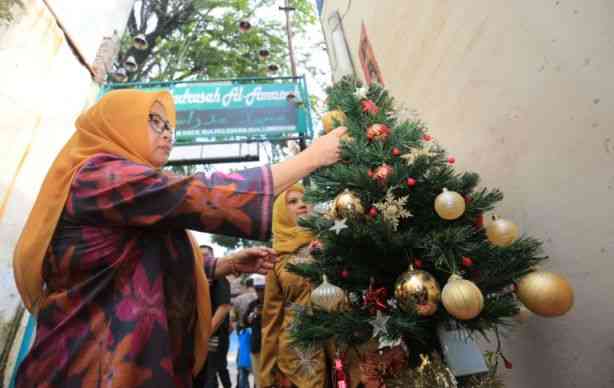 Warga muslim membantu warga non muslim perayaan Natal di Kampung ToleransiLengkong , Kota Bandung (foto:istimewa) via inibaru.id