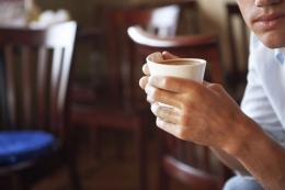 Ilustrasi lelaki dan secangkir kopi| Dok Shutterstock via Kompas.com
