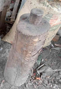 Landasan terbuat dari batangan logam tertancap pada log kayu (Dok. Pribadi)