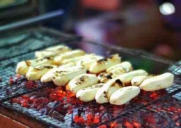 Kuliner Pisang Epe sambil menikmati keindahan matahari terbenam di Pantai Losari, Makassar. Dok. Pribadi 2018.