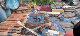Aneka peralatan hasil tempaan pandai besi yang dijual di pasar tradisional (Dok. Pribadi)