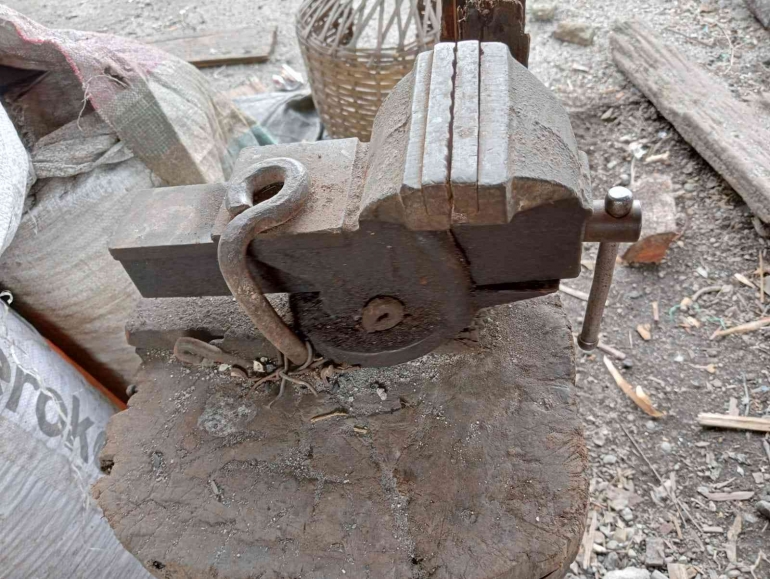 Alat penjepit pada bengkel pandai besi (Dok. Pribadi)