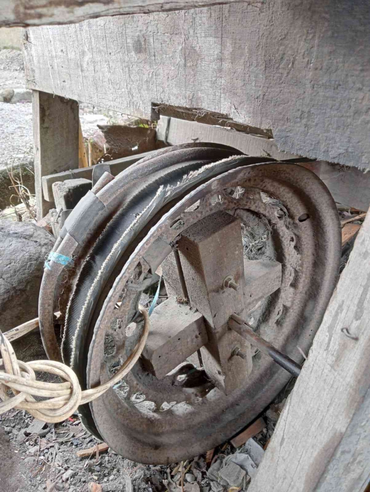 Velg roda mobil sebagai roda pemutar baling-baling kipas angin pada tungku pandai besi (Dok. Pribadi)