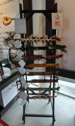 Mandau, senjata tradisional Suku Dayak (Bidik kamera Koleksi Museum Samarinda - Dok.Pri).