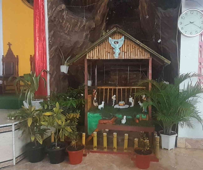 Kandang Natal sederhana di Gereja Katolik St Matias Rasul Tofa, Kupang pada Natal 2022 (dok pribadi)