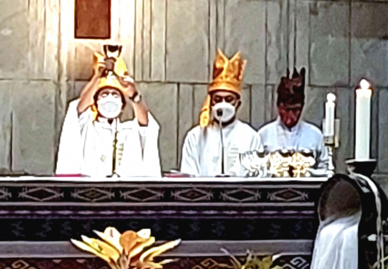 Pastor Athanasius Kristiono Purwadi SJ (kiri) dan Pastor Fredy Rante Taruk Pr (tengah) mengenakan 