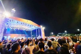 Penonton menyaksikan pertunjukan musik di gelaran JakIPA di Monas, Jakarta Pusat. Sabtu (16/11/2019)(KOMPAS.COM/RYANA ARYADITA UMASUGI)