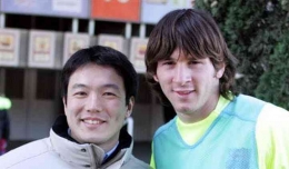 Satoshi Saito bersama Lionel Messi muda (Sumber: khmertimeskh.com)