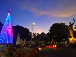 Satu dari 12 deret pohon Natal di sepanjang Jalan Jenderal Sudirman | dokumentasi pribadi 