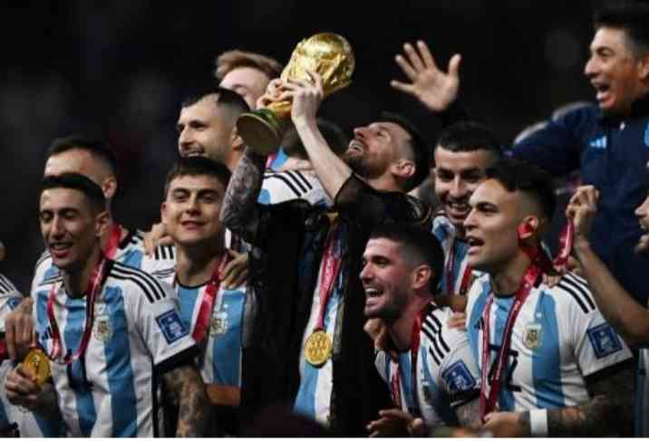 Selebrasi Messi dan Timnas Argentina saat merayakan Juara Piala Dunia 2022( foto : AFP/FRANK FIFE)