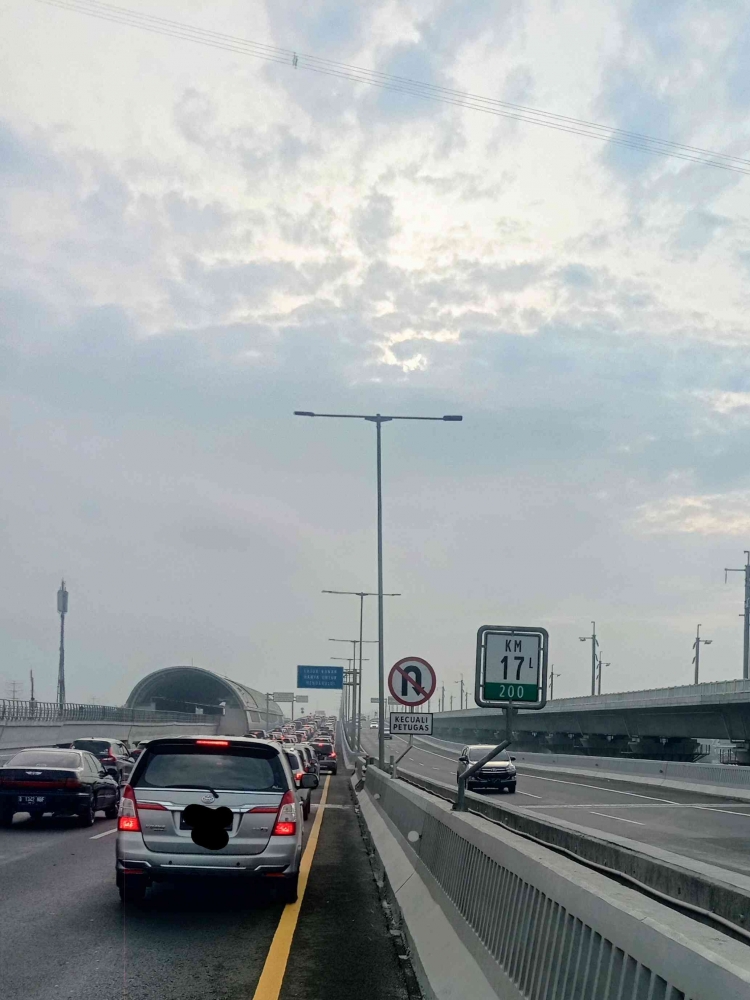Macetan Jalan Layang Cikampek, 24 Des 2022, 08.30 | dokpri
