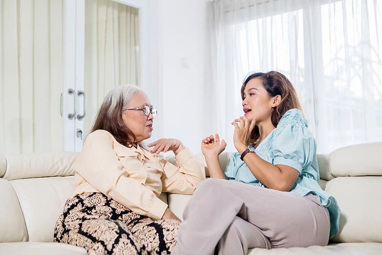 Ilustrasi menantu dan ibu mertua sedang bercengkrama. Sumber: Shutterstock/Creative Images via Kompas.com