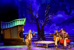 Seniman yang tergabung dalam Teater Koma membawakan teatrikal berjudul Goro-Goro: Mahabarata 2 di Taman Ismail Marzuki, Jakarta Pusat, Rabu (24/7/2019). (KOMPAS.com/GARRY LOTULUNG)