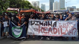 Demo dari beberapa elemen suporter di Jakarta untuk menuntut keadilan bagi korban Tragedi Kanjuruhan. Jakarta, 30 Oktober 2022. Foto : Alfarizy AF/Tri