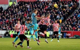 Harry Kane membobol gawang Brentford melalui tandukan kepala/Thetelegraph.uk.com