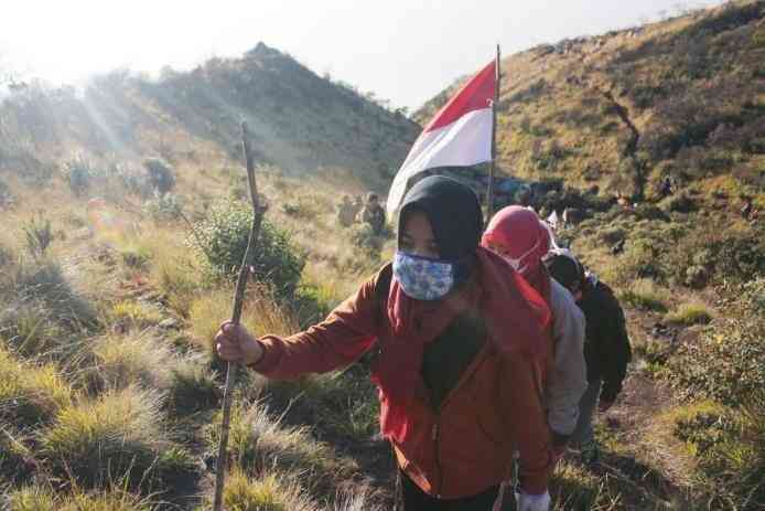 Gambar 3. Siswa mendaki gunung dengan mengenakan jaket tebalkarena merasa kedinginan/idntimes.com