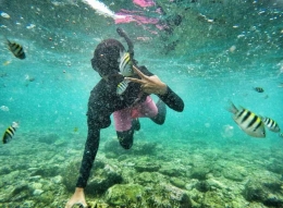 Anak yang pertama snorkling di pantai Nglambor./Dokumentasi pribadi 2018