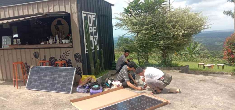 Coffee Shop Catra Kopi Desa Pesantren Gunakan Listrik Ramah Lingkungan Melalui PLTS