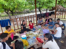 Makan-makan keluarga dalam salah satu tamasyah keluarga di salah satu lopo di pantai Pasir Putih. Dok. pribadi