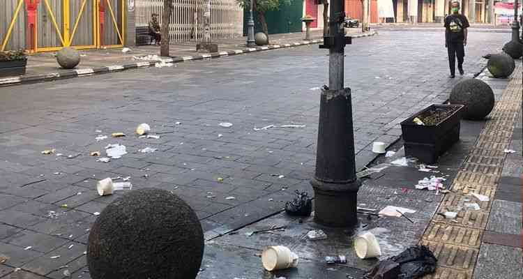 Serakan sampah di Jalan Braga Kota Bandung, Minggu 15 November 2020 pagi. /Twitter @dapedape_