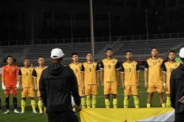 Pelatih timnas Brunei Darussalam ketika menyanyikan lagu kebangsaan menjelang laga Piala AFF 2022 kontra Filipina di Rizal Memorial Stadium, Jumat (23/12/2022)/ Sumber: AFP/Ted Aljibe via Kompas.com