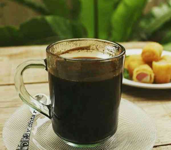 Ilustrasi secangkir kopi dan sebuah gorengan. Sumber foto: food. Detik.com/Istimewa