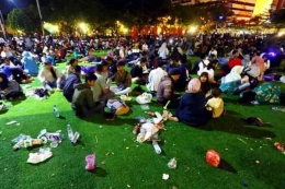 Alun-Alun Kota Bandung Dipenuhi Sampah. (polkrim/Bogordaily.net)