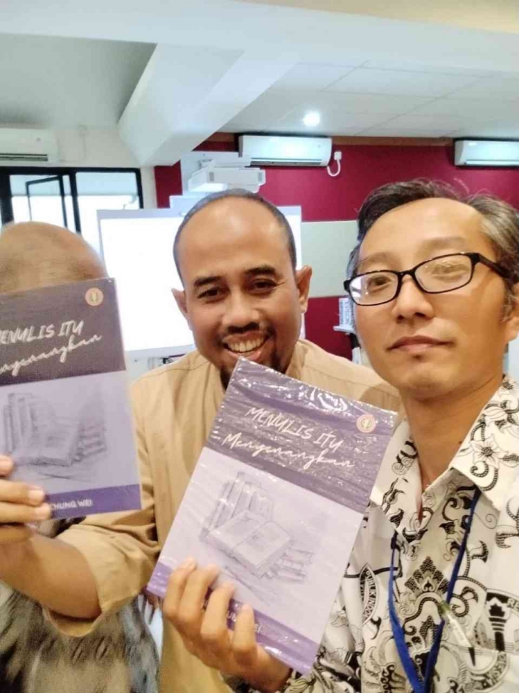 berfoto bersama Pak Dedi Dwitagama dan buku perdana-Dokpri