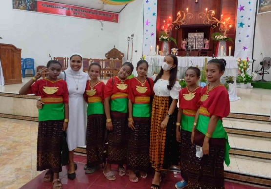 Remaja binaan Sr Selly dan Sr Yuvita tampil menari dengan baik dalam misa Natal di Paroki Tofa (dok pribadi)