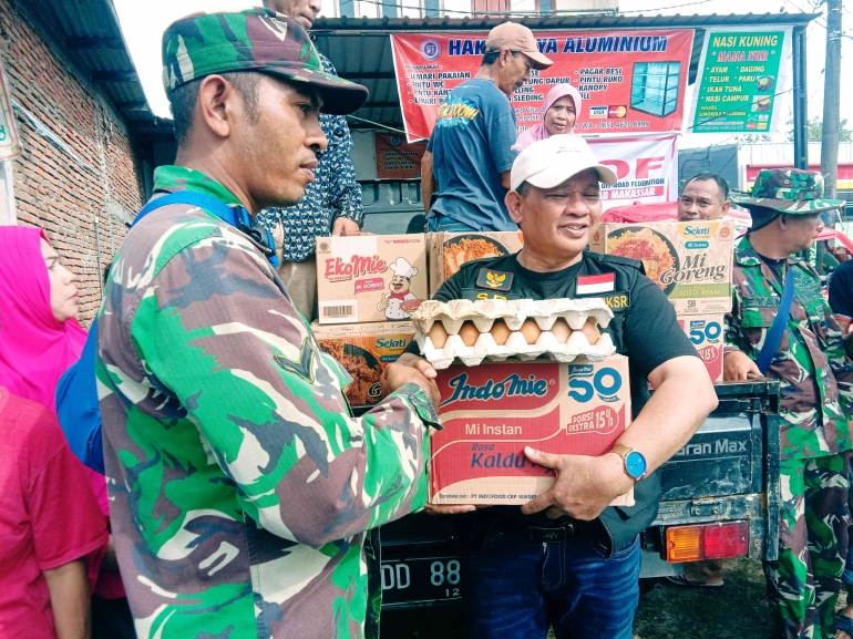 Legislator Makassar Ir.  Syamsudin Raga memberikan bantuan yang diwakili Babinsa Kelurahan Katimbang kepada pengungsi banjir, senin (26/12) Dokpri