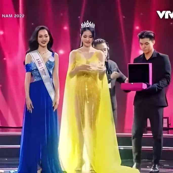 Phuong Anh mengenakan pakaian tembus pandang saat memberikan mahkota kepada Thuy Linh Miss Vietnam 2022 |Foto 2soa.vn