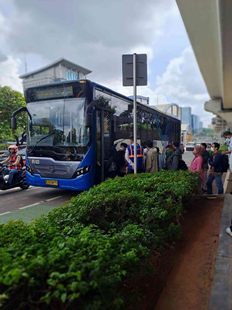 Penumpang naik bus Transjakarta 7D dari depan Menara Saidah (dokpri)
