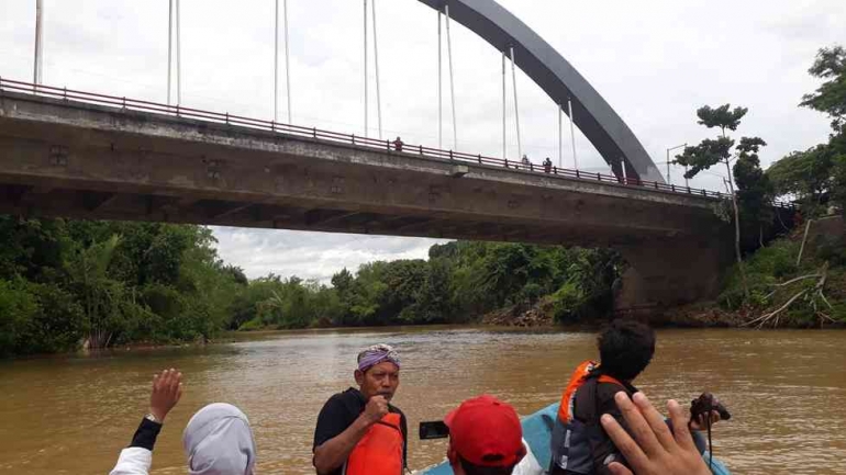 Pak Izar memberi edukasi lingkungan, sejarah dan budaya Bajulmati/dok pribadi
