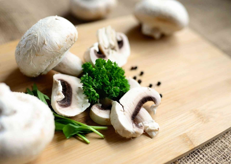 Salah satu jamur yang lezat dimakan, jamur kancing, yang juga populer. (Sumber: congerdesign/Pixabay)